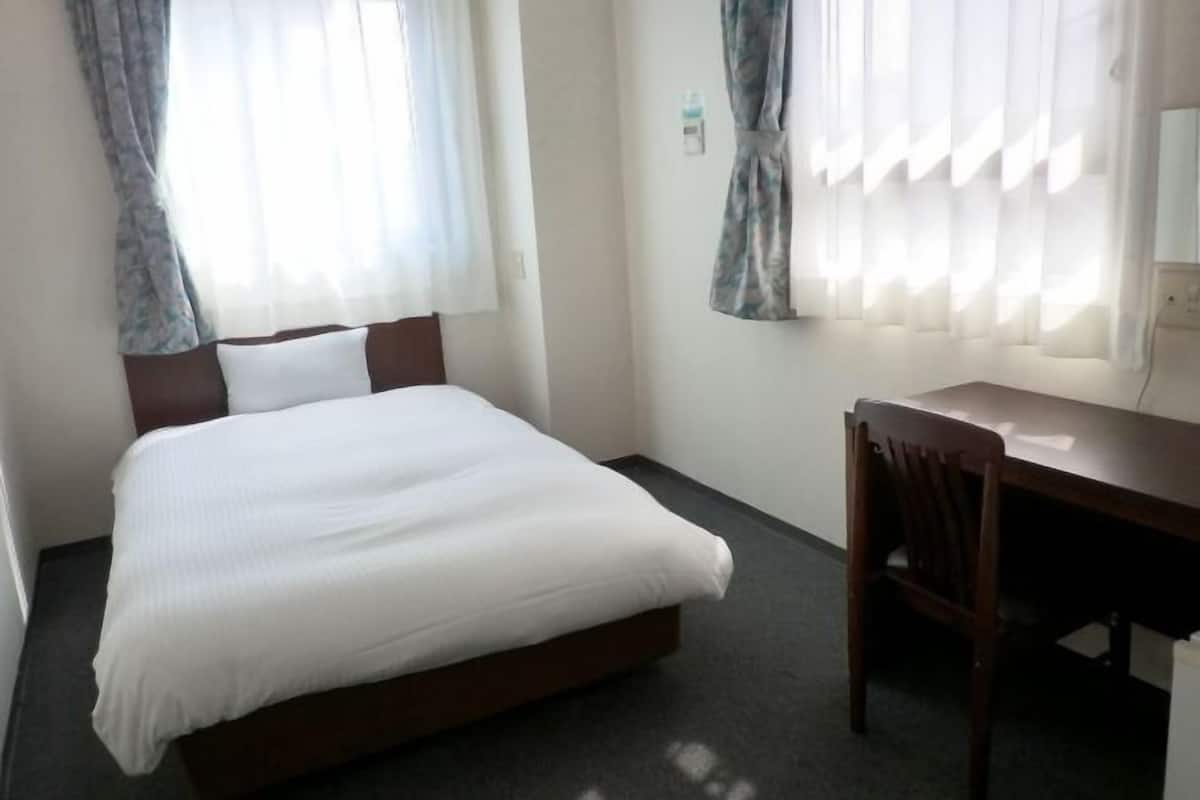 Escritorio, cortinas blackout, wifi gratis y ropa de cama