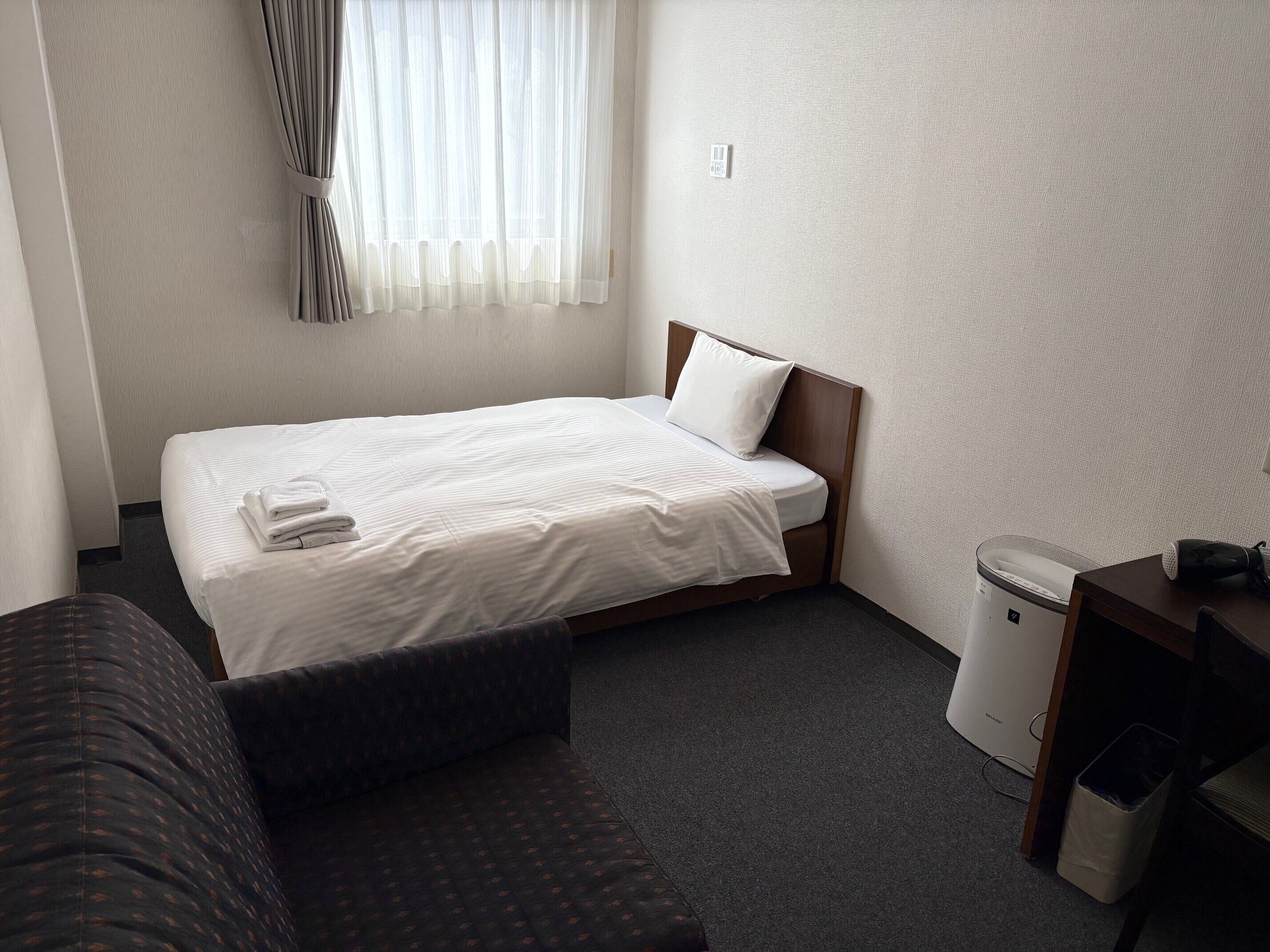 Escrivaninha, cortinas blackout, Wi-Fi de cortesia, roupa de cama