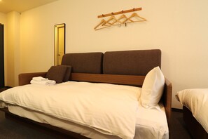 Skrivebord, blendingsgardiner, wi-fi (inkludert) og sengetøy