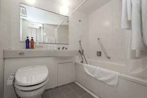 Bañera con ducha, bañera profunda, artículos de tocador gratuitos