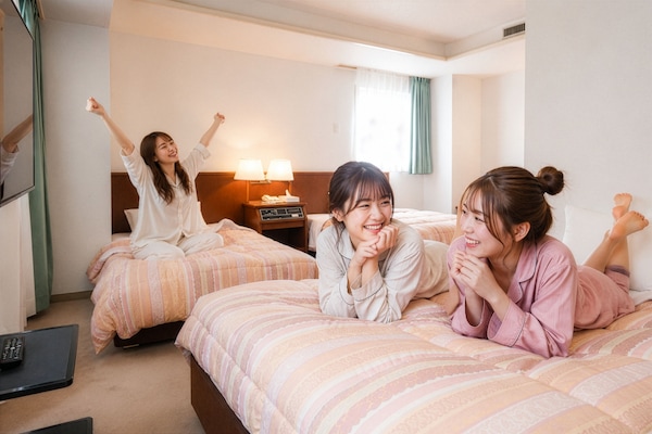 Deluxe Triple Room, 3 Bedrooms, Non Smoking | Desk, WiFi (free), bed sheets