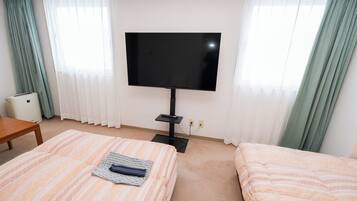 Chambre Triple Deluxe, 3 chambres, non-fumeurs | Bureau, Wi-Fi gratuit, draps fournis
