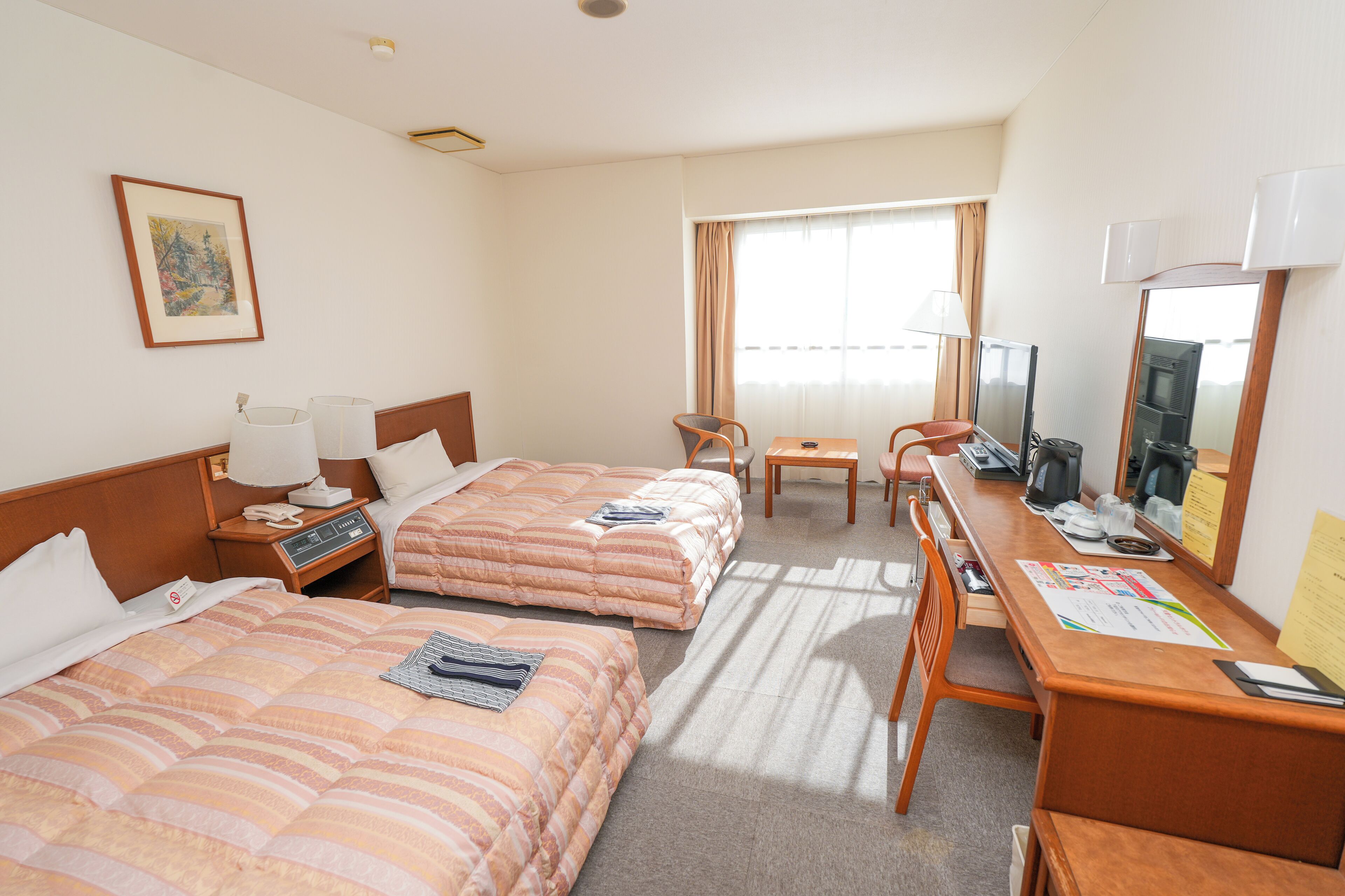 Escritorio, wifi gratis y ropa de cama 