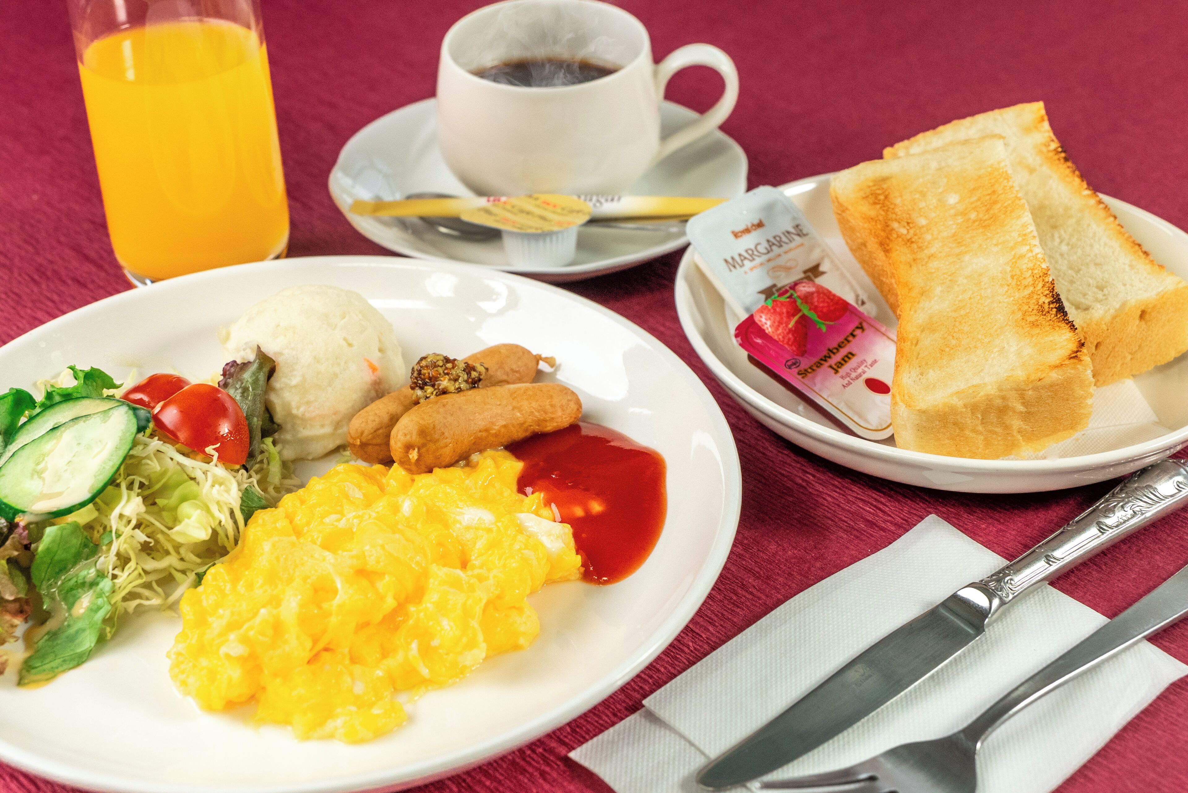 Daily full breakfast (JPY 880 per person)