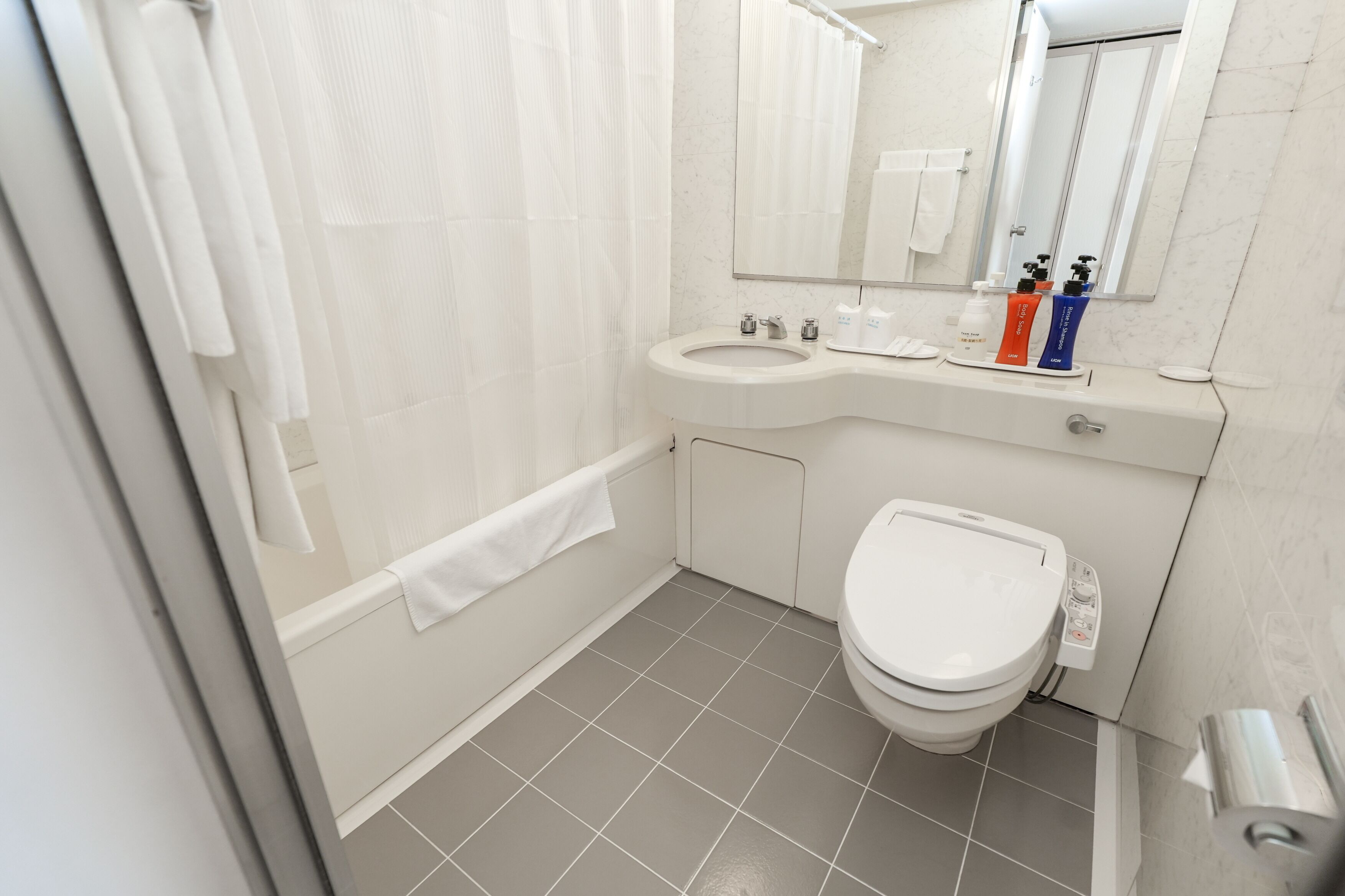 Bañera con ducha, bañera profunda, artículos de tocador gratuitos