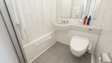 Bañera con ducha, bañera profunda, artículos de tocador gratuitos