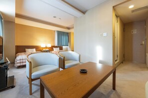 Deluxe Triple Room, 3 Bedrooms, Smoking | Free WiFi, bed sheets