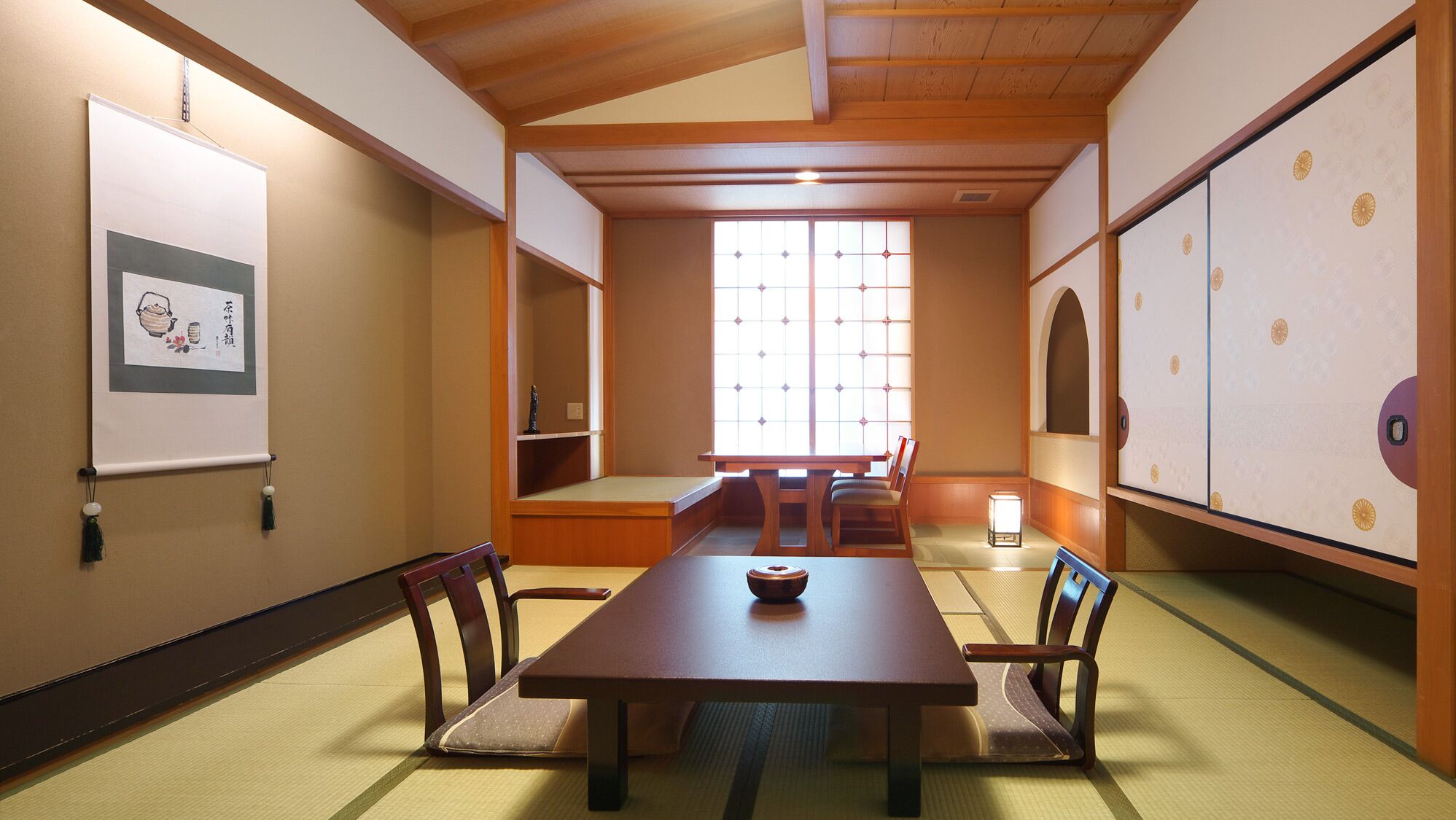 Una habitación tradicional japonesa con suelo de tatami, una mesa baja y puertas correderas.