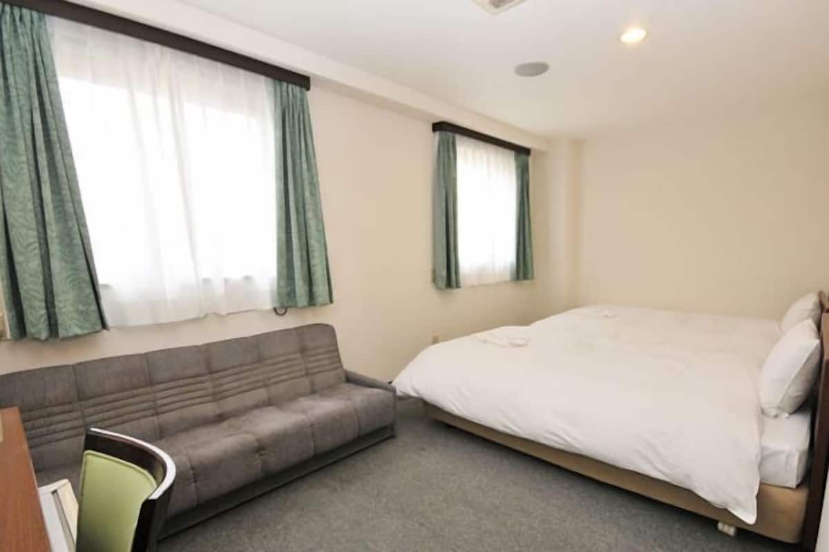 In-room safe, desk, iron/ironing board, free WiFi