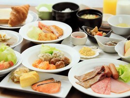 朝食 (ビュッフェ)、毎日提供 (無料)