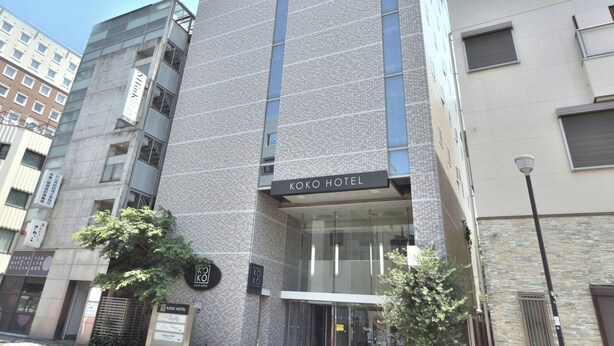 Un edificio moderno con un letrero del Hotel Koko.