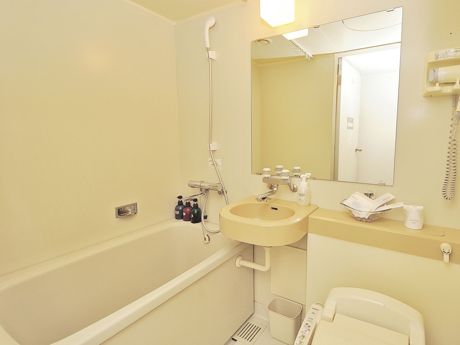 Douche, articles de toilette gratuits, sèche-cheveux