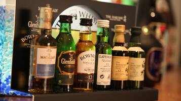 Varias botellas de whisky sobre una estantería.