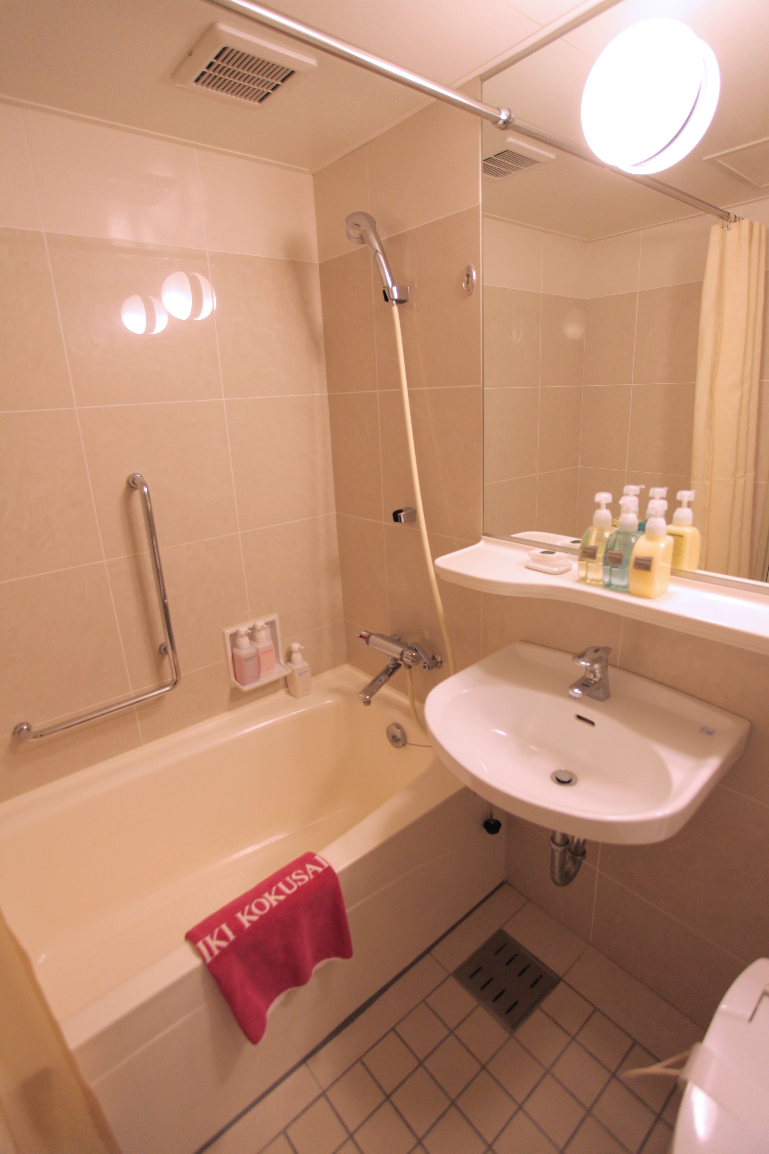 combined shower/bathtub, deep-soaking bathtub, free toiletries