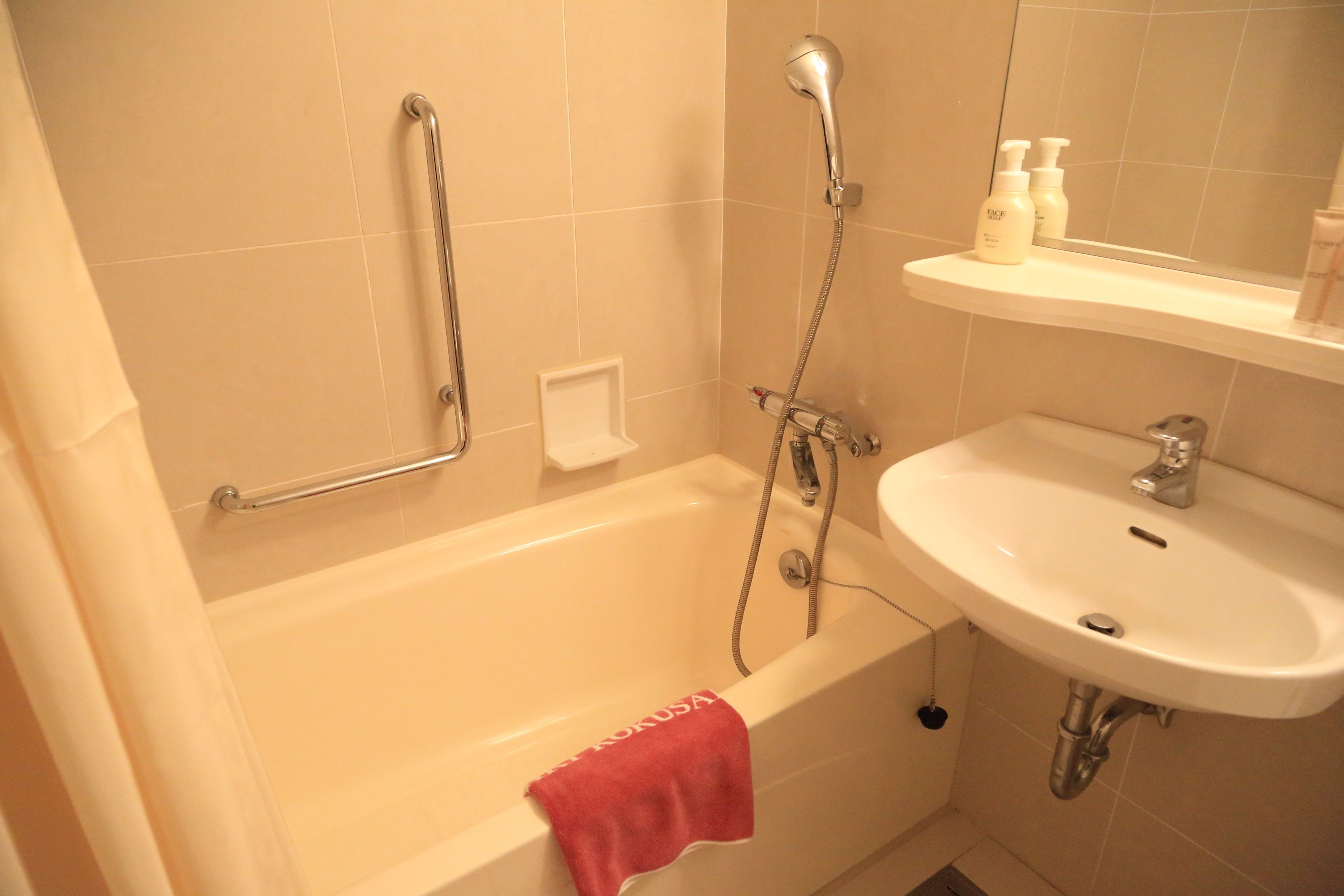 combined shower/bathtub, deep-soaking bathtub, free toiletries