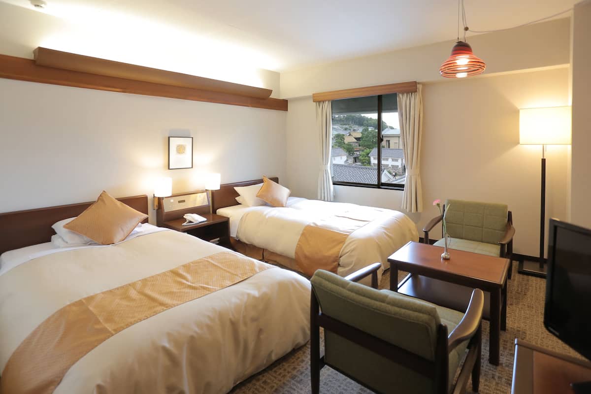 Twin Room, Non Smoking | Peralatan tempat tidur premium, meja, langsir/tirai gelap terus