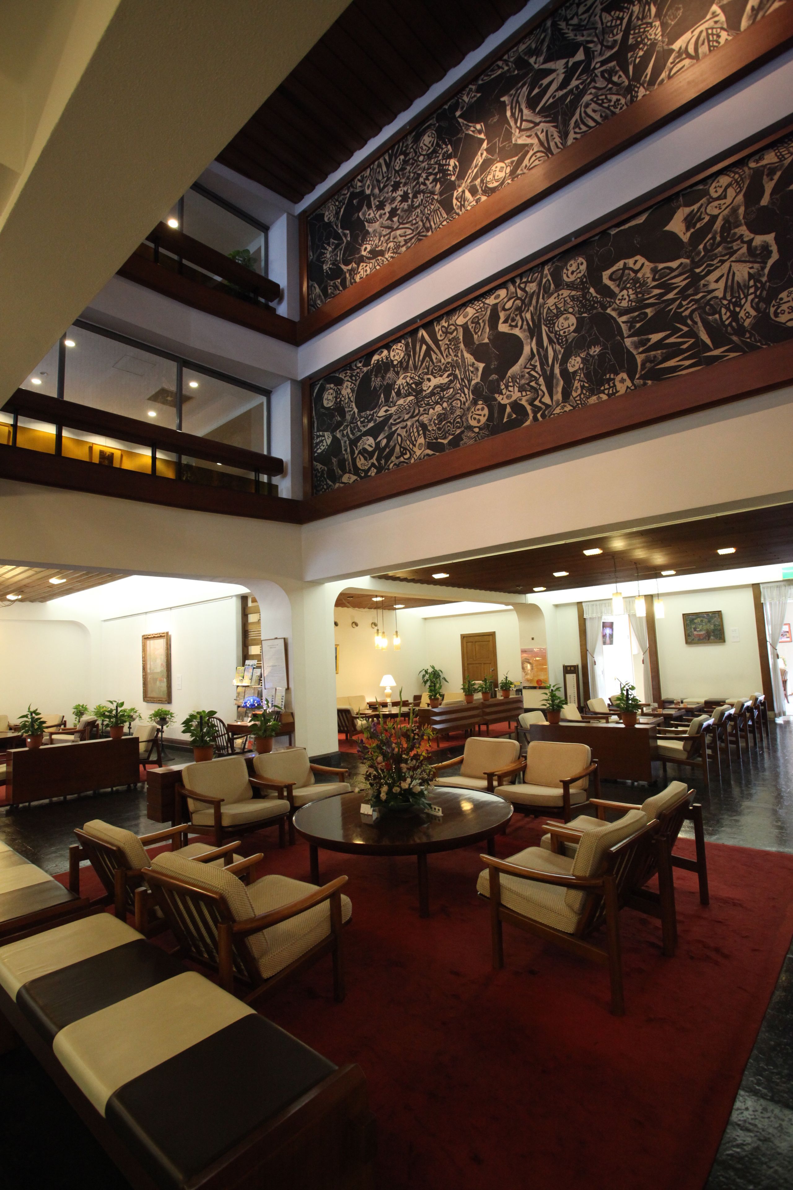 2 bars/lounges, lobby lounge