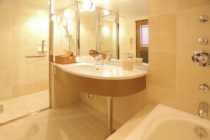 Suite, no fumadores | Baño | Ducha y bañera combinadas y bañera profunda