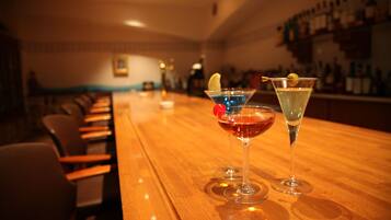 2 bars/lounges, lobby lounge