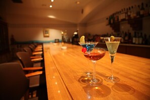 A bar area with two cocktails on a wooden bar counter. - Kurashiki Kokusai Hotel (Kurashiki)