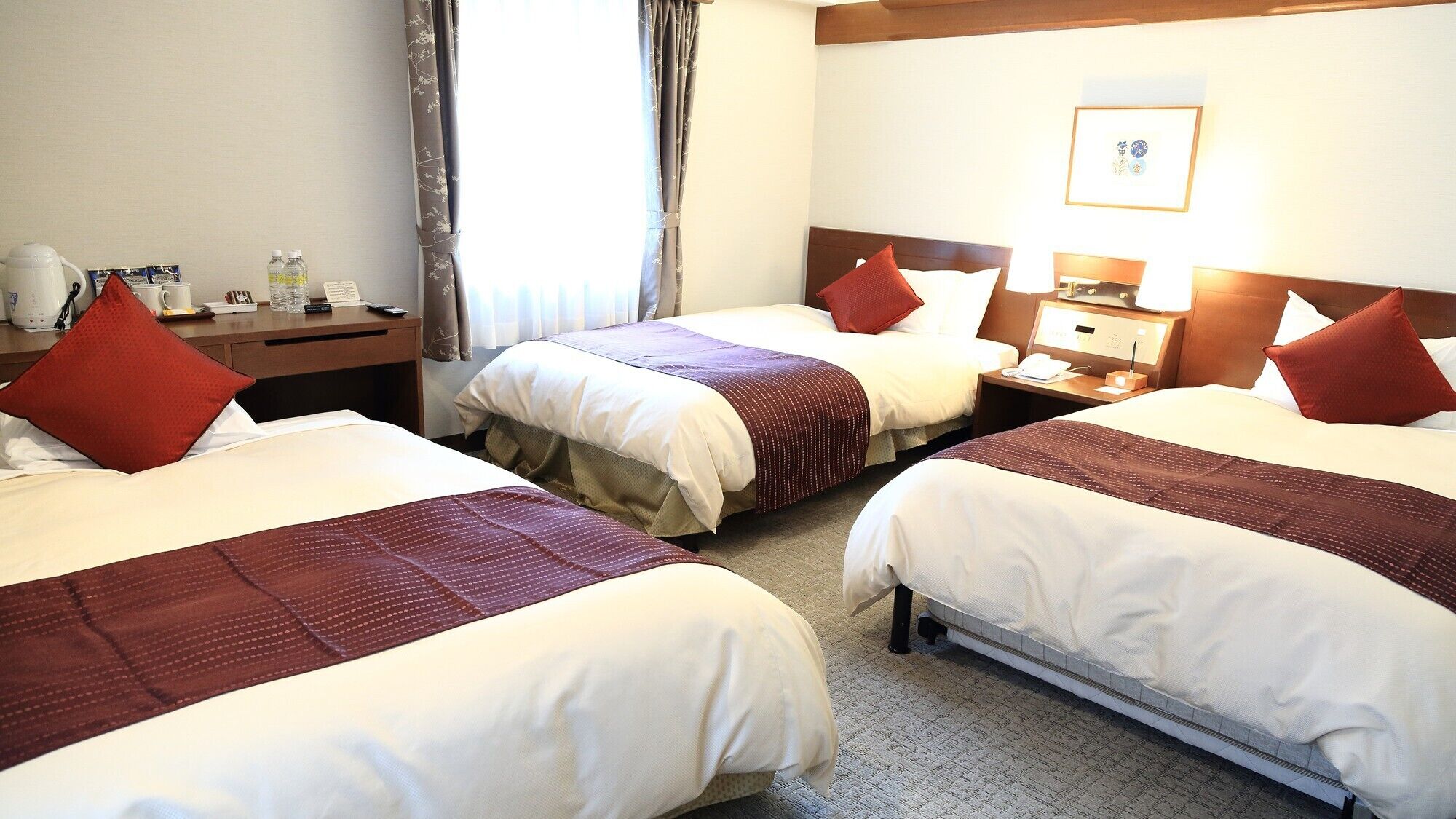 Luxe beddengoed, een bureau, verduisterende gordijnen