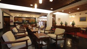 2 bars/lounges, lobbylounge