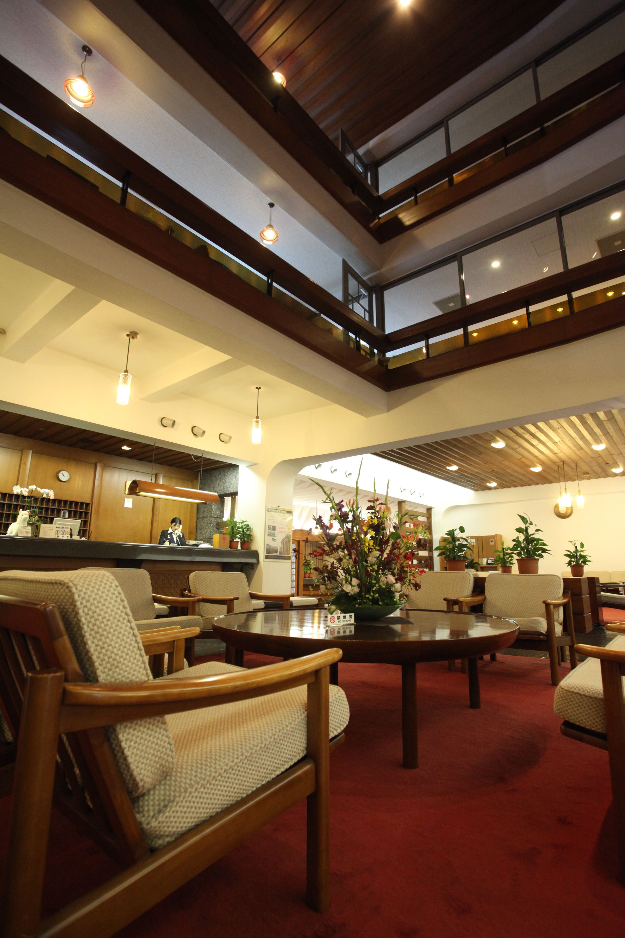 2 bars/lounges, lobby lounge