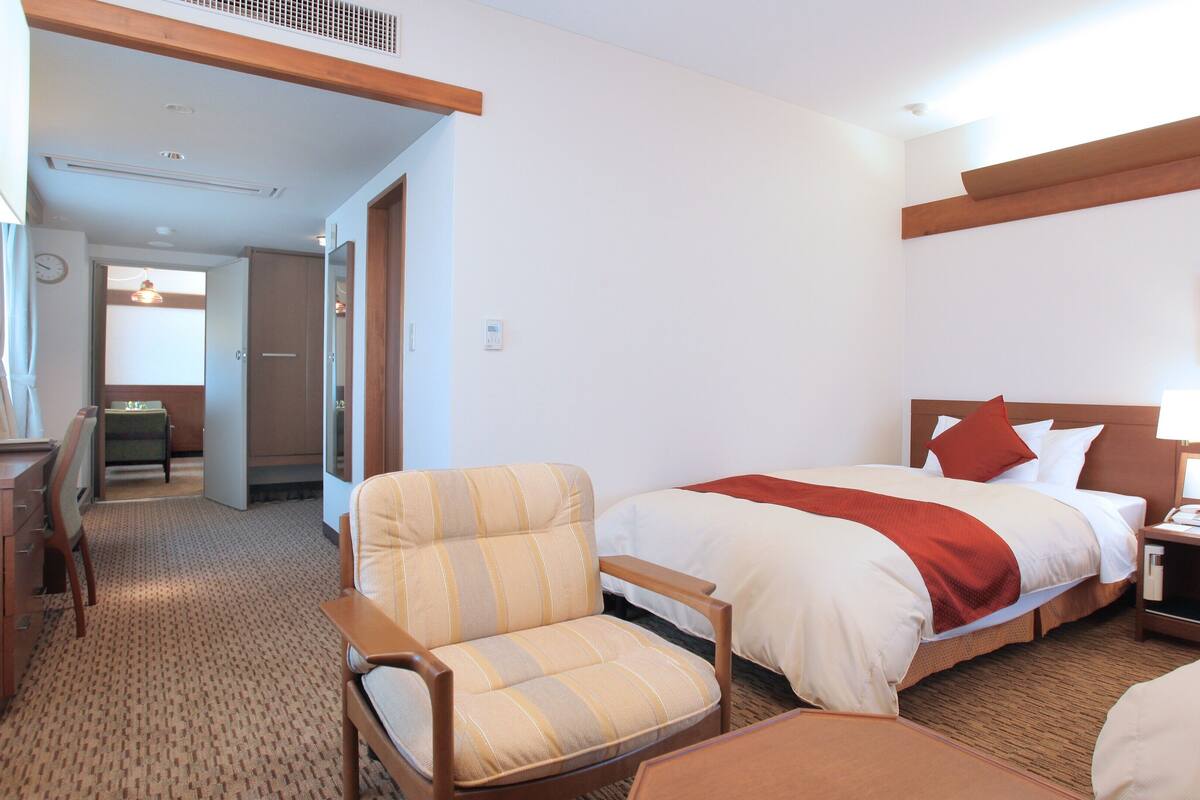 Ropa de cama de alta calidad, escritorio, cortinas opacas