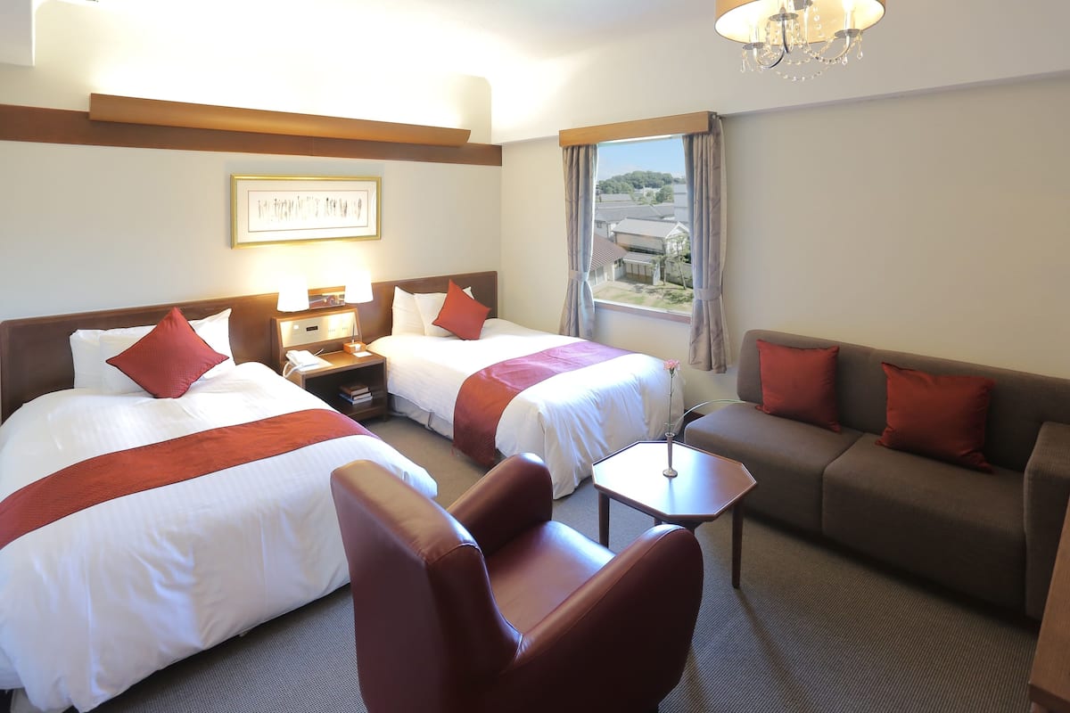 Deluxe Twin Room, Non Smoking | Peralatan tempat tidur premium, meja, langsir/tirai gelap terus