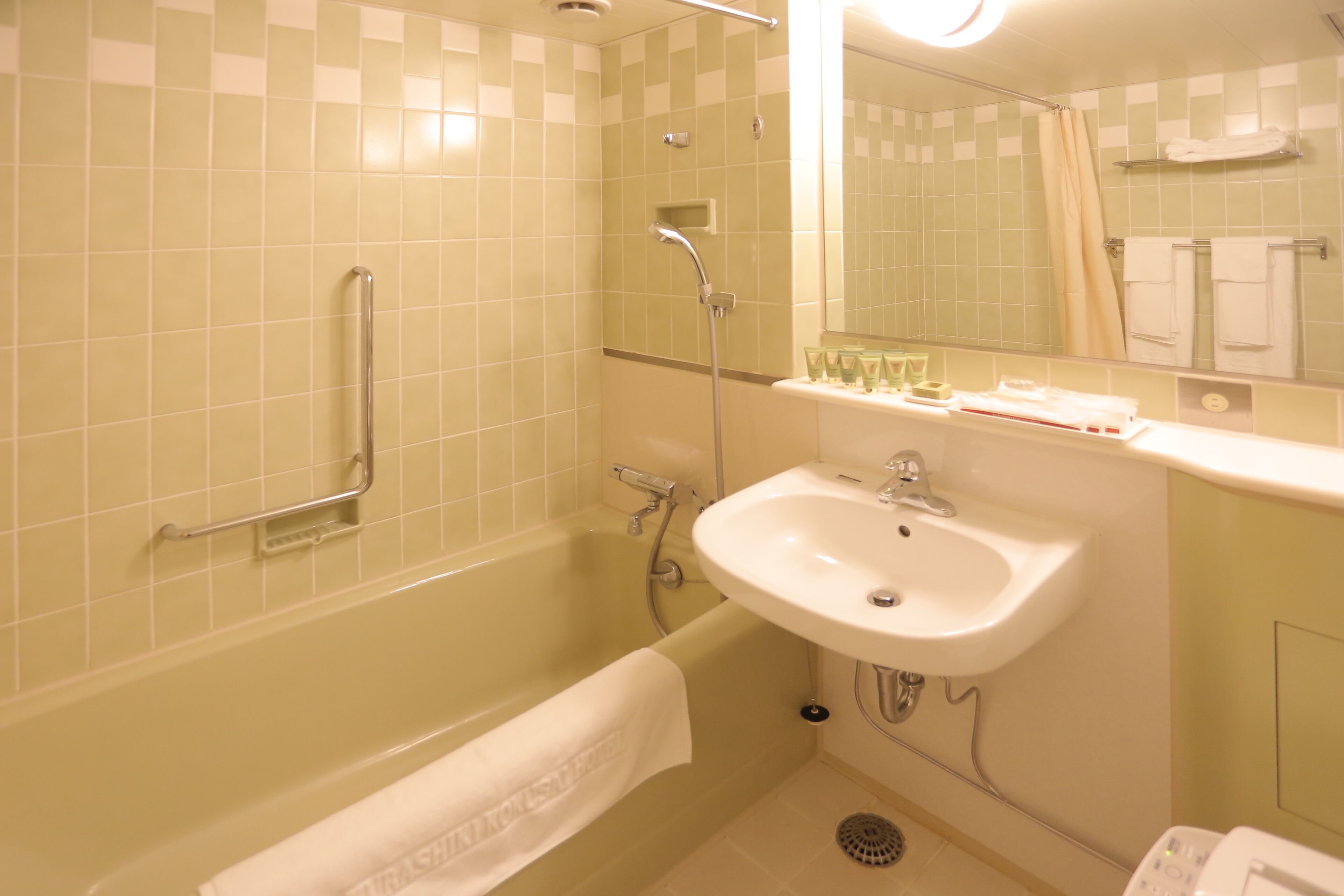 basic twin room, non smoking | bathroom | combined shower/bathtub, deep-soaking bathtub, free toiletries