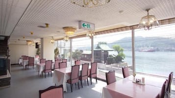 Breakfast, lunch, dinner served; sea views 