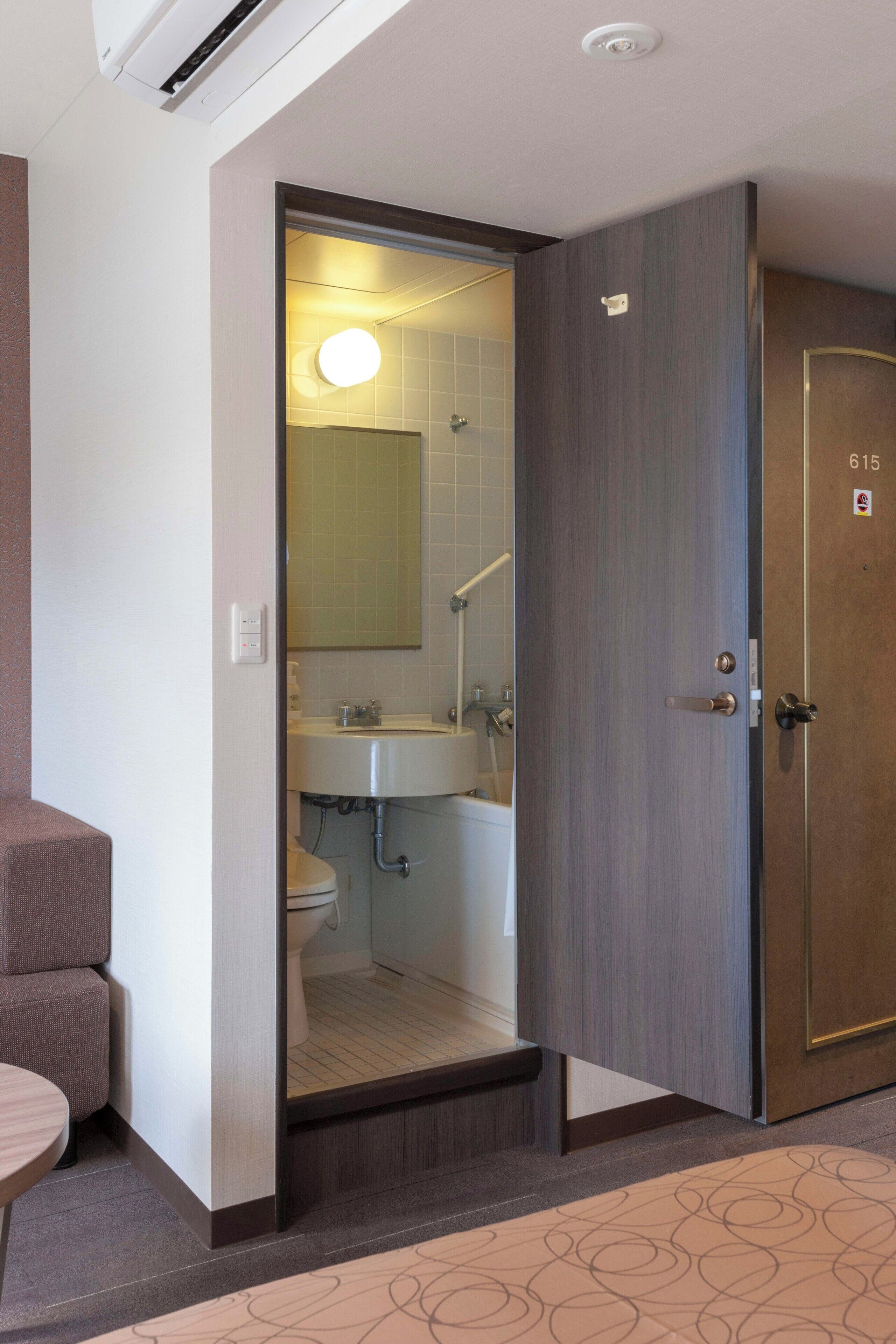 Bañera con ducha, bañera profunda, secador de pelo, bidet