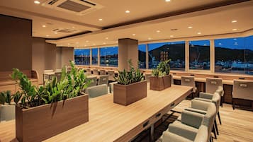 Frokost, lunsj og middag serveres, japanske retter, utsikt mot havet