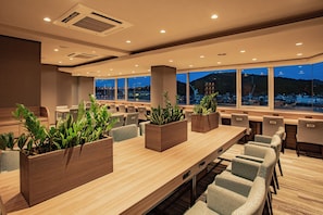Breakfast, lunch, dinner served; Japanese cuisine, ocean views - Onomichi Royal Hotel (Onomichi)