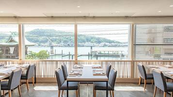 Serveert ontbijt, lunch, diner, Japanse gerechten, zeezicht