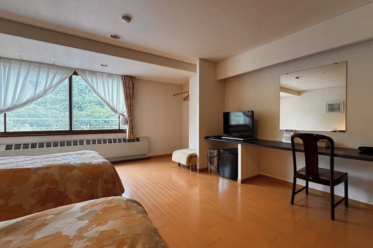 Random room | In-room safe, bed sheets