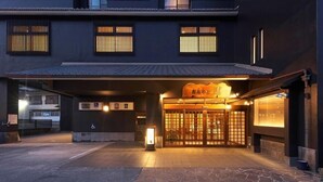 A traditional Japanese building with a covered entrance, a sign with Japanese characters, and a wheelchair-accessible entrance. - Onyado Megumi (Yugawara)