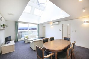 Habitación, varias camas, vista al lago (2LDK, Private Garden, Mt.Fuji View) | Área de sala de estar | Televisión de pantalla plana y reproductor de DVD 