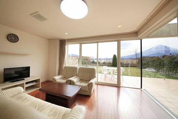 Villa de diseñador, varias camas, vista al lago (2LDK, Private Garden, Mt.Fuji View) | Edredón, decoración personalizada, muebles diferentes y escritorio 