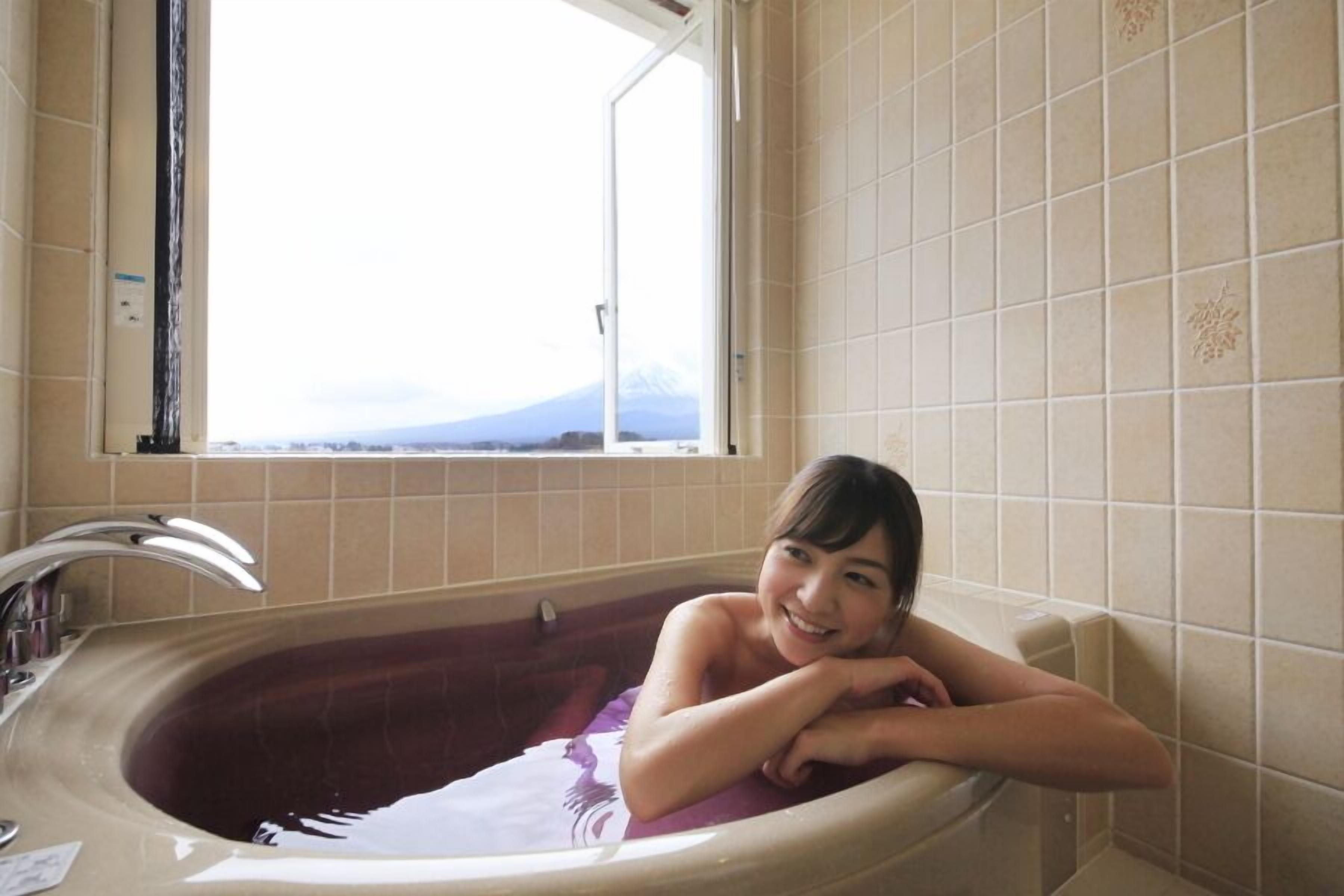 2LDK  Maisonette with Private Garden, Mt.Fuji & Lake View, 4 Semi-Double Bed and 1 Sofa Bed | Deep soaking bathtub