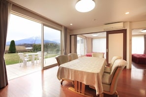 2LDK One-floor with Private Garden, Mt.Fuji & Lake View, 4 Semi-Double Bed and 1 Sofa Bed | Dining