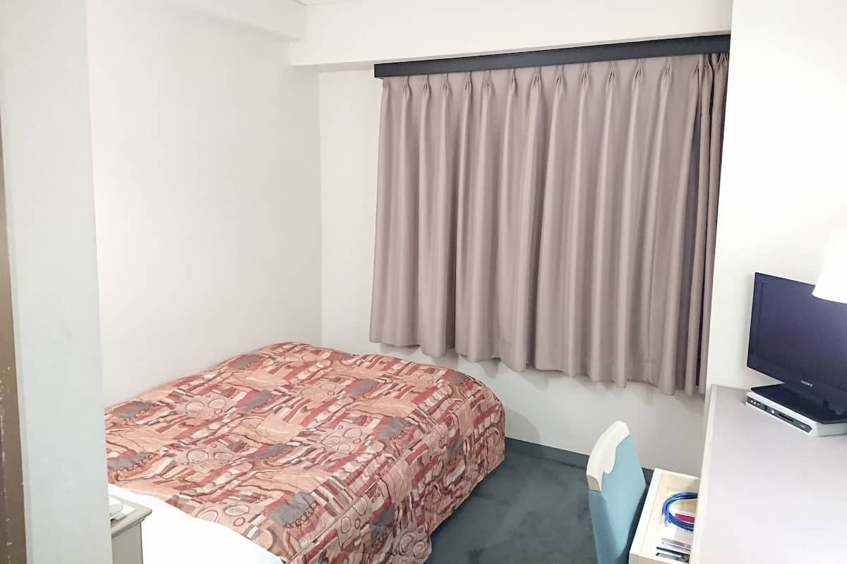 Seprai premium, meja kerja, tirai kedap cahaya, dan Wi-Fi gratis