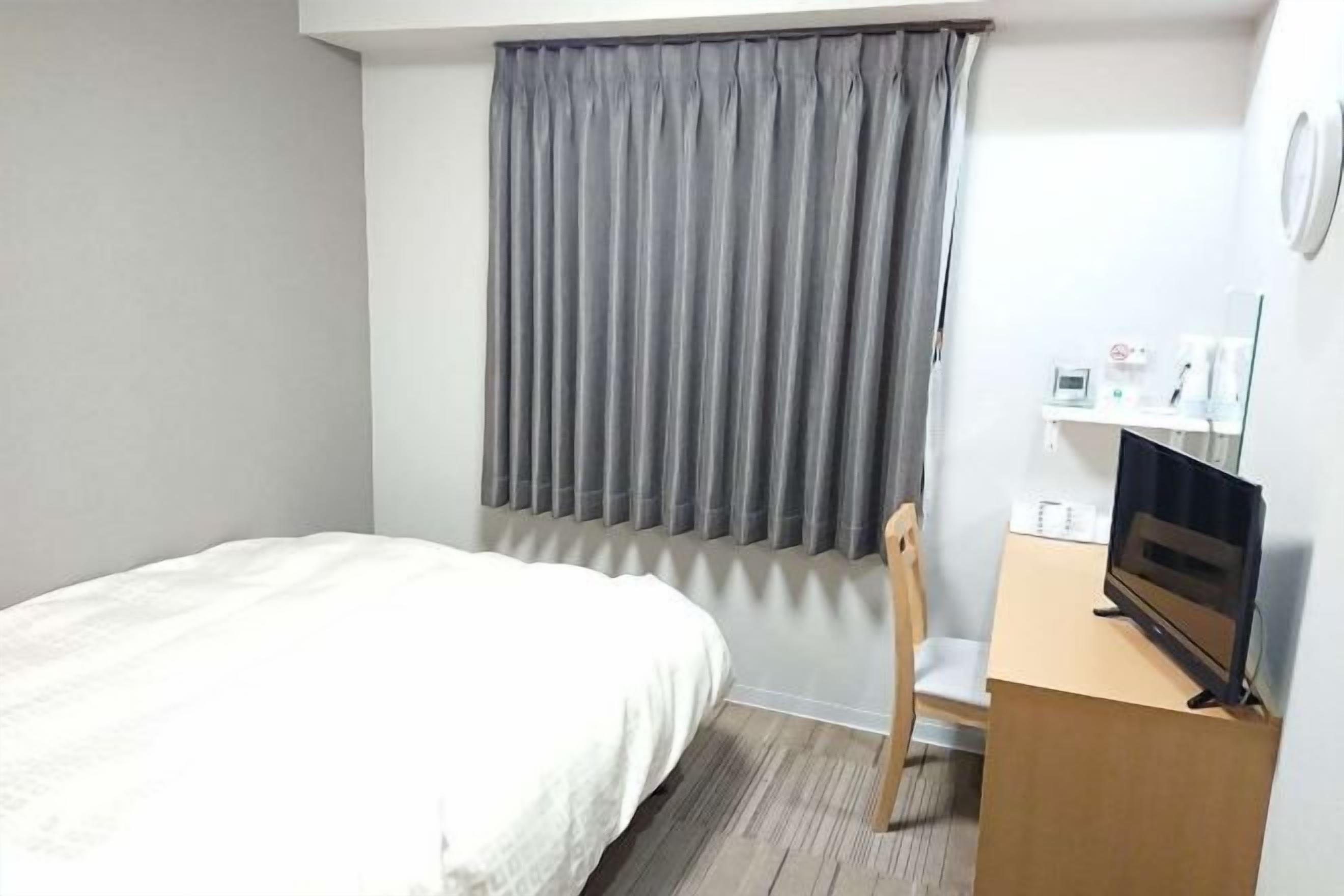 Premium bedding, desk, blackout drapes, free WiFi