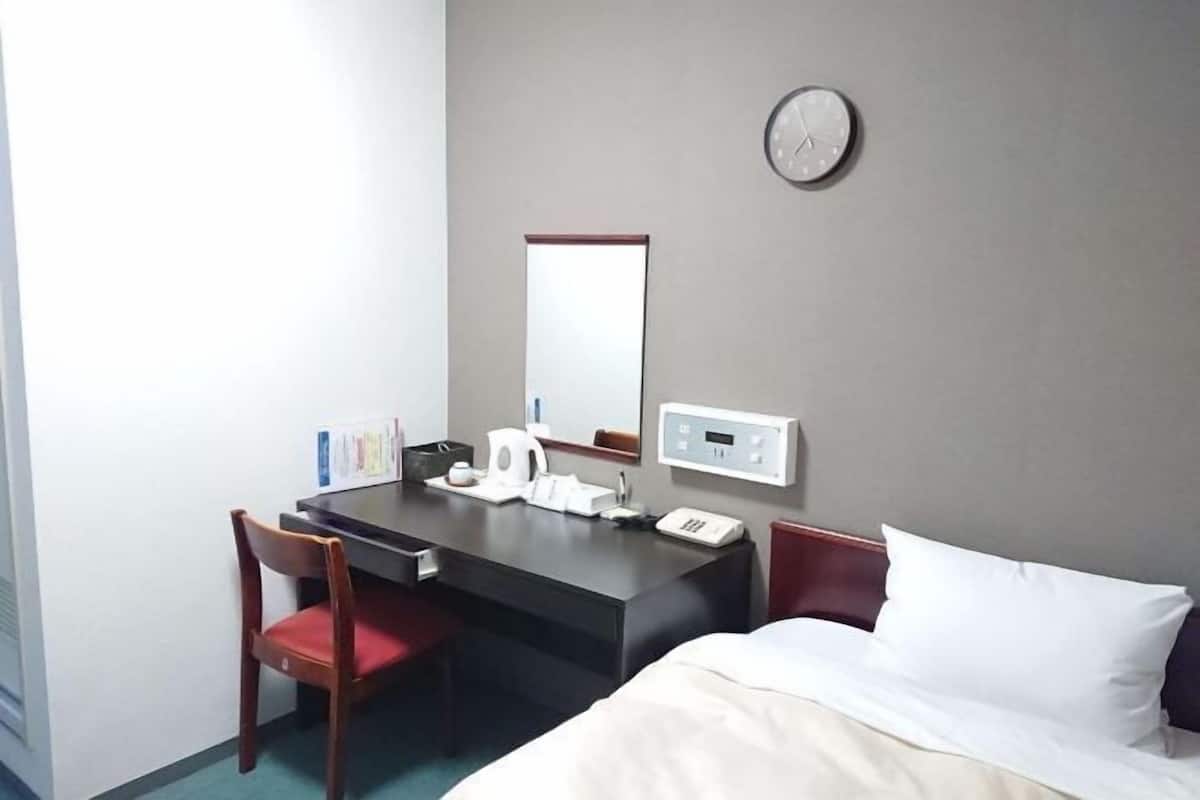Premium bedding, desk, blackout drapes, free WiFi