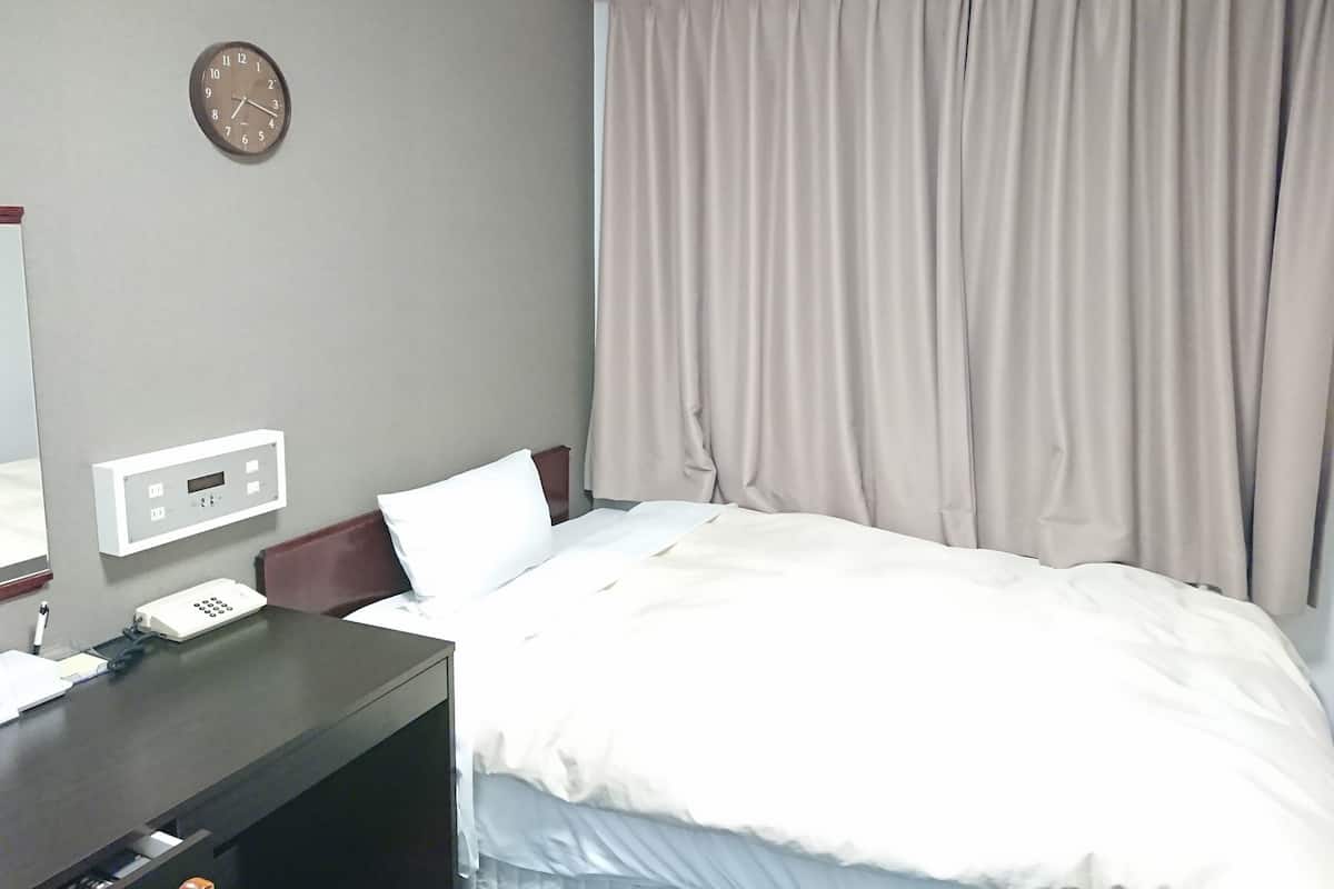 Seprai premium, meja kerja, tirai kedap cahaya, dan Wi-Fi gratis