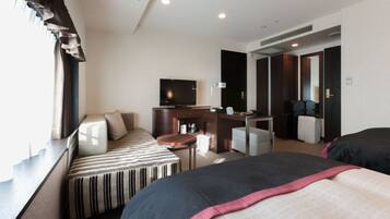 Habitación Premium, para no fumadores (King Suite) | Escritorio y espacio para trabajar con laptop