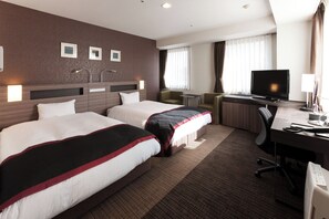 Desk, laptop workspace, iron/ironing board, free WiFi - Onomichi Kokusai Hotel (Onomichi)