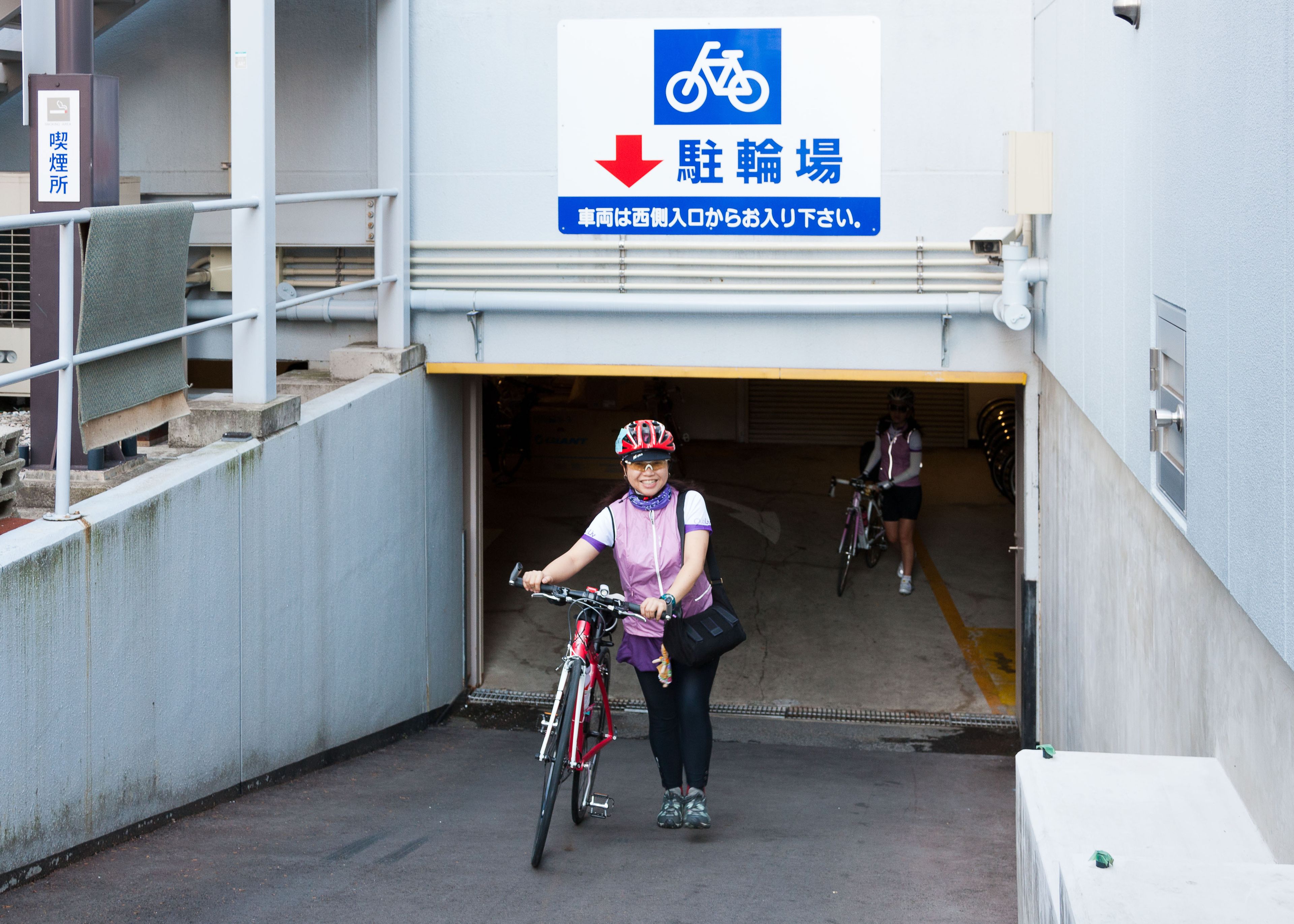 A bicycle parking area with a sign indicating the direction for bicycles.