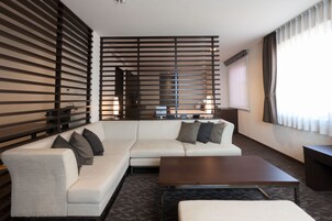 尊荣客房, 无烟房 (Queen Suite) | 起居区 | 43-英寸纯平电视 （配备数码频道）、电视