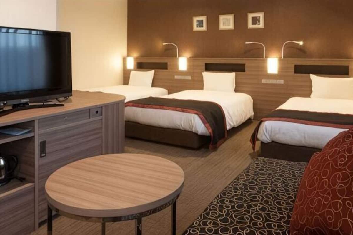 Desk, laptop workspace, iron/ironing board, free WiFi